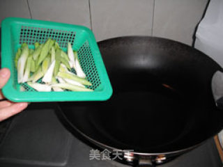 秋冬季养颜营养佳肴——猪肉皮炒芹菜青蒜的做法步骤：7