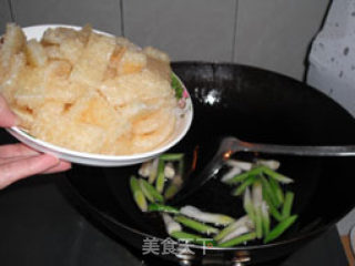 秋冬季养颜营养佳肴——猪肉皮炒芹菜青蒜的做法步骤：7