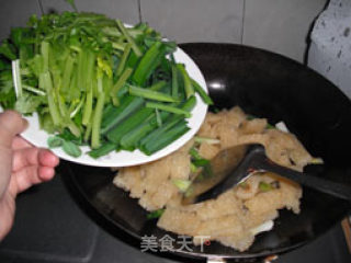 秋冬季养颜营养佳肴——猪肉皮炒芹菜青蒜的做法步骤：7