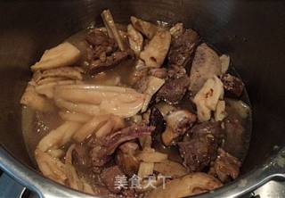 莲藕焖鸭的做法步骤：2