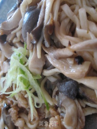 蘑菇肉焖面的做法步骤：3