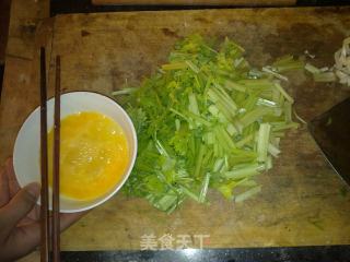 鸡蛋炒芹菜的做法步骤：2