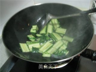炝鸡蛋黄瓜的做法步骤：2