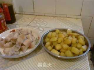 土豆焖五花肉的做法步骤：2