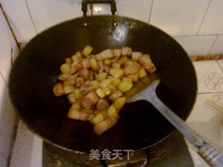 土豆焖五花肉的做法步骤：2