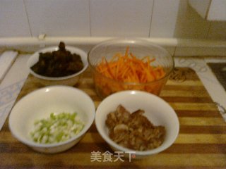 木耳胡萝卜丝炒肉的做法步骤：2