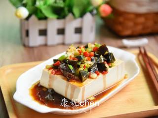 制作简单营养味美的【皮蛋豆腐】的做法