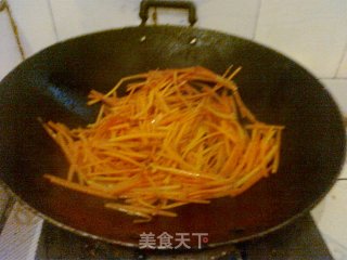 木耳胡萝卜丝炒肉的做法步骤：2
