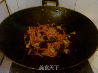 木耳胡萝卜丝炒肉的做法步骤：2