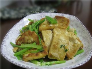芹香蒜茸豆腐的做法步骤：2