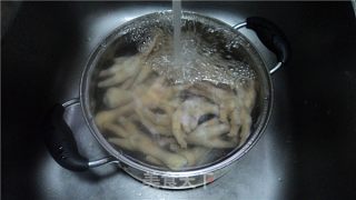 豉油鸡脚的做法步骤：2