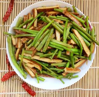 春日里的一抹清新绿：清炒芦蒿干子的做法