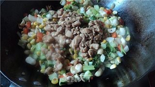 大杂烩炒粒粒的做法步骤：2