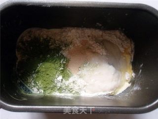 怎样把蛋糕卷进面包里——抹茶戚风面包的做法步骤：2
