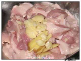 五花肉炒马铃薯的做法步骤：2