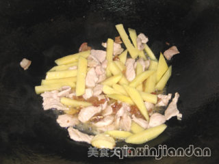 肉片炒薯条的做法步骤：2