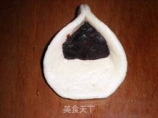 改变造型-------豆沙三角包的做法步骤：4