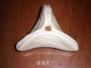 改变造型-------豆沙三角包的做法步骤：4