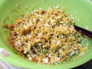 油炸冻豆腐酸菜馅水饺---让酸菜水饺变得更好吃的做法步骤：2