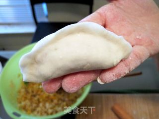 油炸冻豆腐酸菜馅水饺---让酸菜水饺变得更好吃的做法步骤：2