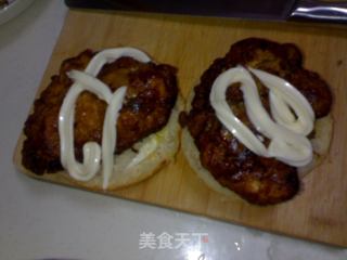 不太好看但很好吃的鸡腿汉堡的做法步骤：2