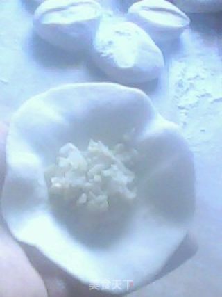 `花样水饺的包法的做法步骤：3