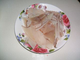 韭菜炒鱿鱼的做法步骤：2