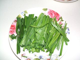 韭菜炒鱿鱼的做法步骤：2