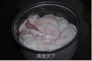 冬季暖胃----酸菜胡椒猪肚汤（电饭锅版）的做法步骤：2