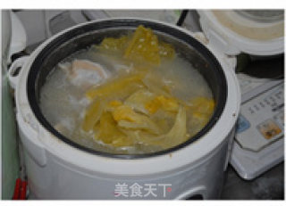 冬季暖胃----酸菜胡椒猪肚汤（电饭锅版）的做法步骤：2
