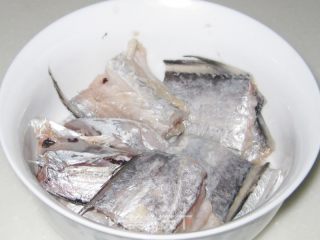 红烧带鱼的做法步骤：2