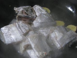 红烧带鱼的做法步骤：2