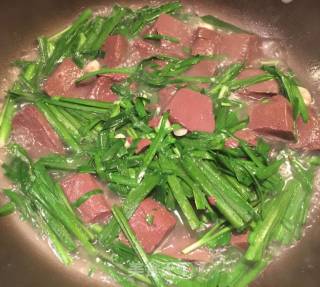 韭菜猪红的做法