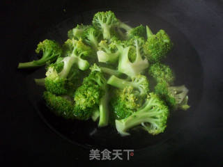 腊肠西兰花的做法步骤：2