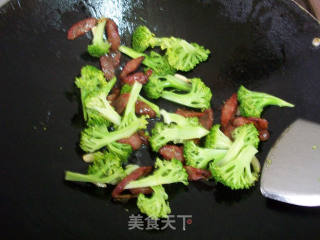 腊肠西兰花的做法步骤：2