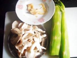 莴笋炒平菇的做法步骤：3