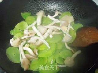 莴笋炒平菇的做法步骤：3