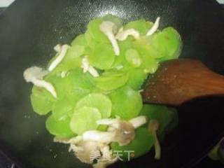 莴笋炒平菇的做法步骤：3