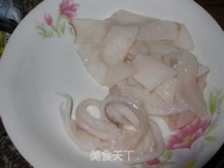 双椒炒鱿鱼的做法步骤：2