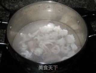 双椒炒鱿鱼的做法步骤：2