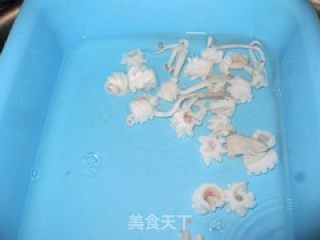 双椒炒鱿鱼的做法步骤：2
