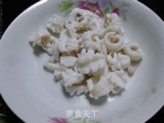 双椒炒鱿鱼的做法步骤：2