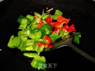 双椒炒鱿鱼的做法步骤：2