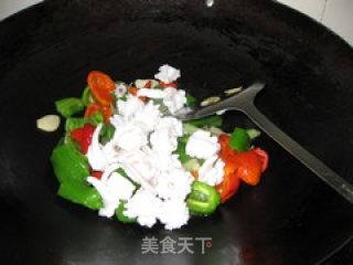 双椒炒鱿鱼的做法步骤：2