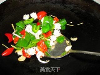 双椒炒鱿鱼的做法步骤：2