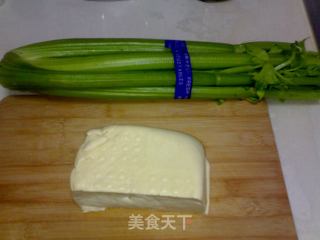 西芹炝拌豆腐的做法步骤：2