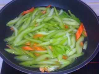 西芹炝拌豆腐的做法步骤：2