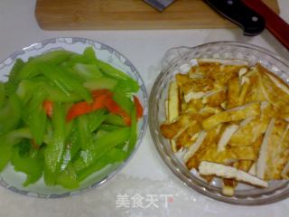 西芹炝拌豆腐的做法步骤：2