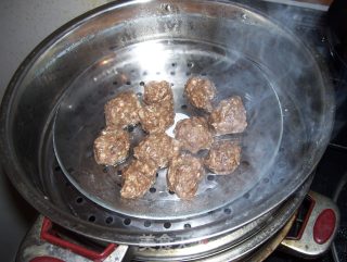 炸牛肉丸子的做法步骤：3