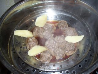 炸牛肉丸子的做法步骤：3